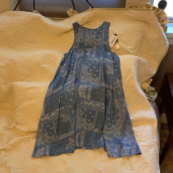 NWT lightweight Tencel dress. Cute keyhole w/ button closure on back. Pockets. - Picture 3 of 9